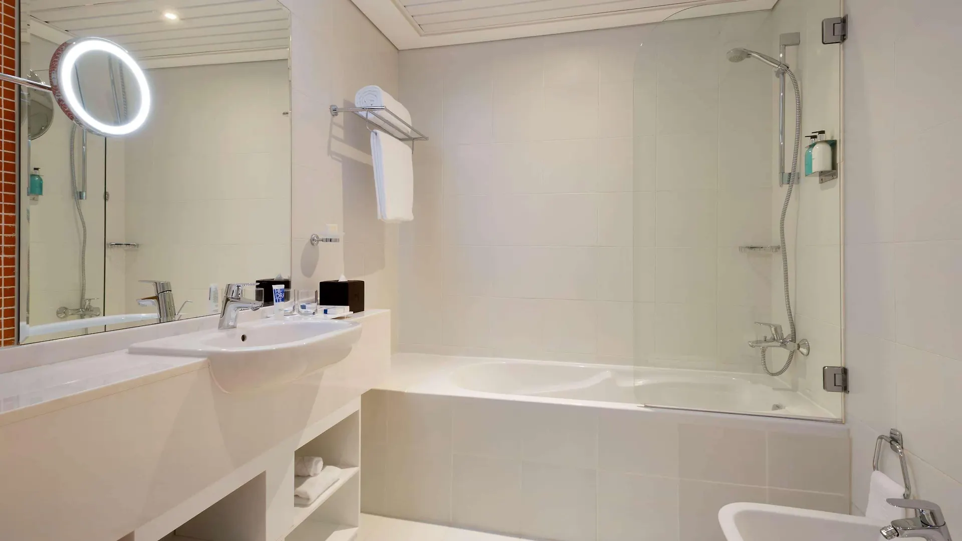 Hotel Tryp By Wyndham Abu Dhabi City Center